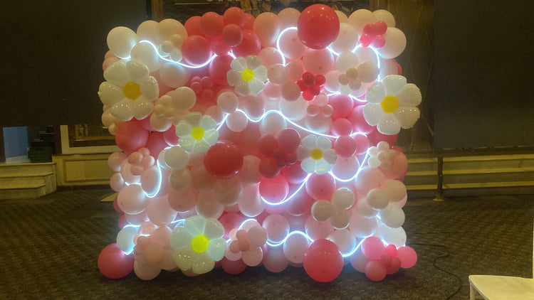 Muro de globos con luces neón