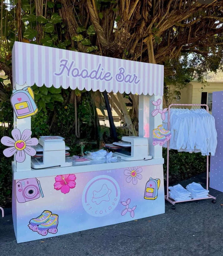 Barra de personalización de playeras en evento